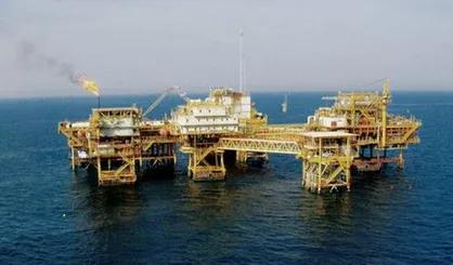 نصب دومین سکوی ۱۰۰۰ تنی میدان هندیجان
