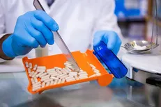 نسبت به پارسال ۱۰۰ میلیون دلار صرفه جویی ارزی در تولید مواد دارویی داشتیم