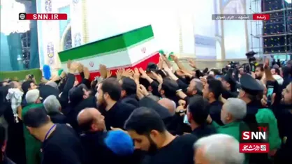 پیکر مطهر رهبر شهید بر دوش مردم به سمت محل تدفین منتقل شد