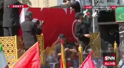 تبرک کردن پارچه و چفیه به تابوت حامل پیکر رهبر شهید در نجف اشراف