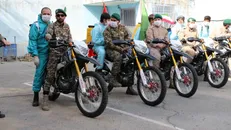 همکاری بسیج دانشجویی البرز و یگان ویژه ناجا در مقابله با کرونا / ۲۰۰۰ ماسک بهداشتی بین مردم کرج توزیع شد