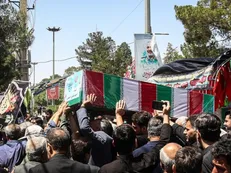 پیکر شهدای امدادگر روی دست همرزمانشان تشییع شدند