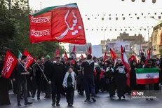 شهروند حاضر در مراسم تشییع خطاب به دشمنان: ما تا آخرین قطره خونمان از انقلاب و کشور دفاع خواهیم کرد/ ما با سید خداحافظی نمی‌کنیم، چون آقای شهید زنده است + فیلم
