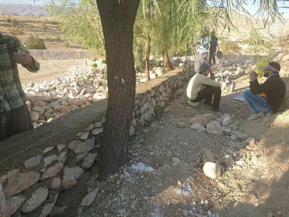 ساخت دیوار مسجدی در روستای پاپون به همت دانشجویان جهادی کازرون + تصاویر