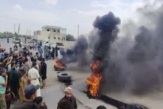 مسدود شدن کامل بزرگراه بین‌المللی حلب - دمشق در اعتراض به گرانی سوخت + فیلم