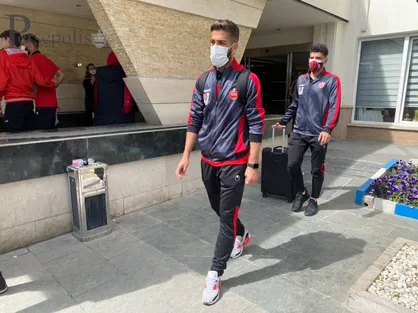 فرشاد فرجی با شماره شجاع خلیل زاده روی نیمکت پرسپولیس