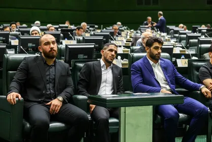عکس یادگاری مدال&zwnj;آوران کشتی آزاد و فرنگی با محمدباقر قالیباف
