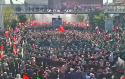 جمعیت بی&zwnj;نظیر مردم در مسیر حرکت خودروی حامل پیکر مطهر رهبر شهید انقلاب