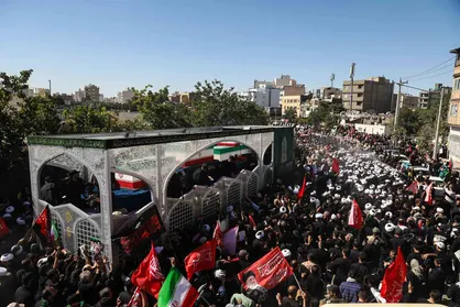ببینید/نه از مردن نه از کشتن نداریم هیچ پروایی، به میدان پا نهادیم ترک سَر کردیم
