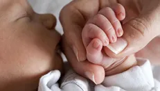 چه افرادی می‌تواند کودکی را به فرزندخواندگی بگیرند؟