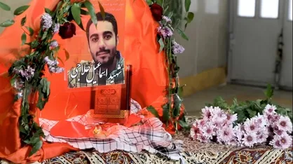 ادای احترام دانش&zwnj;آموزان اصفهانی به شهید مدافع امنیت +فیلم