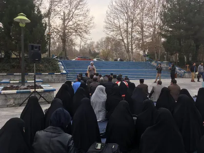 دانشجویان دانشکده ادبیات فردوسی به انتقال نمازخانه به نزدیکی موتورخانه اعتراض کردند/ مسئولان: دانشکده جای نماز نیست!