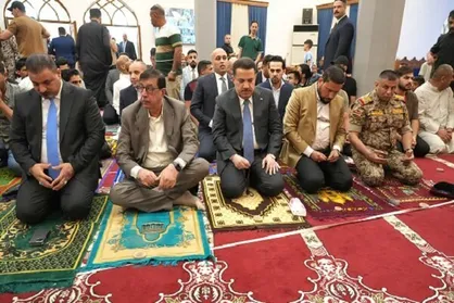 نماز عید فطر در کربلا / حضور نخست وزیر عراق در مراسم اقامه نماز + عکس