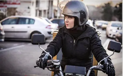 &laquo;آذر&raquo; با خاطره فیلم&zwnj;های متوسط دهه هفتاد روی پرده سینماهاست/ میان&zwnj;مایگی به سبک پیروان میلانی