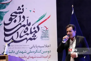 مجید اخشابی در حال اجرای قطعه همکلاسی با موضوع شهدا