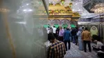 خادم حرم حسینی سید حامد می‌گوید که «ضریح امام حسین علیه‌السلام با بیش از ۱۰۰۰ شاخه گل طبیعی تزیین شده است.» در روزهای گذشته نیز پارچه‌هایی مزین به نام و القاب حضرت زینب سلام‌الله علیها نصب شده بود.

