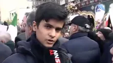 نوجوان تهرانی عامل اغتشاشات را آمریکا شیطان بزرگ می‌داند/ رئیس جمهور آمریکا به مردم خودش ظلم نکند! ایران پیشکش
