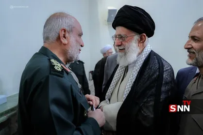 تصویری از سردار سرلشکر پاسدار شهید مجید خادمی، رئیس سازمان اطلاعات سپاه پاسداران در کنار رهبر شهید انقلاب اسلامی