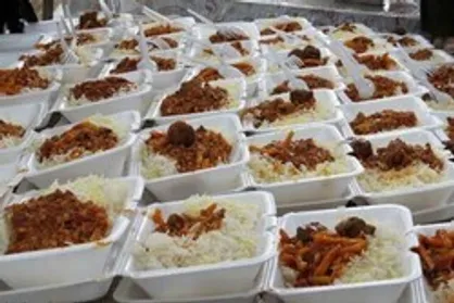 توزیع و پخت غذای گرم در مناطق سیل زده استان&zwnj;های مازندران و اردبیل به همت بنیاد برکت