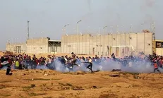 پنجاهمین جمعه تظاهرات بازگشت در مرز‌های غزه/ یک شهید و ۲۶ زخمی