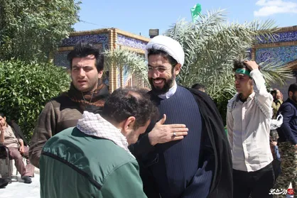 حجت الاسلام رستمی، رئیس نهاد رهبری در دانشگاه&zwnj;ها به زیارتگاه شهدای هویزه رفت