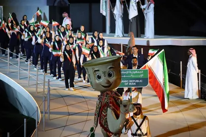 چشم بسته به ناگویا نروید