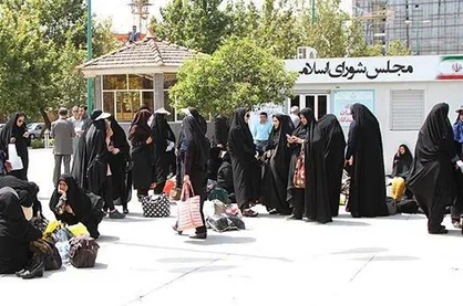داوطلبان علوم پزشکی دانشگاه آزاد مقابل مجلس تجمع کردند
