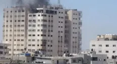 صهیونیست‌ها یک برج دیگر را در نوار غزه هدف حمله قرار دادند +فیلم