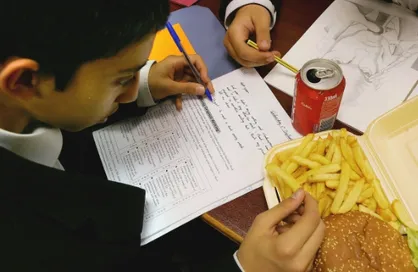 نکات مهم تغذیه&zwnj;ای در شب امتحان