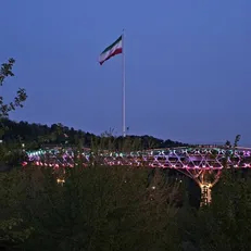 پل طبیعت امشب به رنگ پرچم ایران درمی‌آید