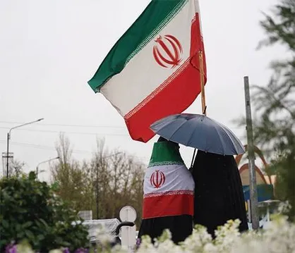 روایتی از علمداری خاص مشهدی&zwnj;ها | این پرچم زمین نمی&zwnj;ماند