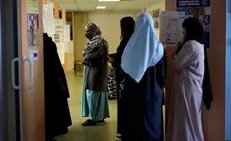 وزیر فرانسه: بیش از ۵۰۰ مدرسه را در خصوص منع پوشیدن عبا زیر نظر داریم
