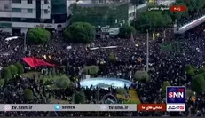 تشییع کنندگان حداقل یک ساعت دیگر به حرم رضوی می‌رسند