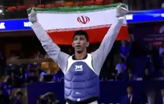 سجده آرین سلیمی قهرمان تکواندو بر پرچم مقدس ایران