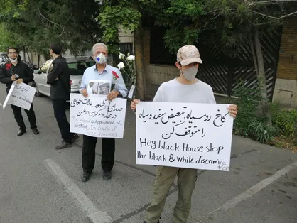 جمعی از دانشجویان و طلاب مقابل سفارت سوئیس تجمع کردند