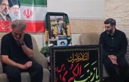 روضه خوانی سید رضا نریمانی در منزل خانواده شهید ماکان نصیری تنها شهید مفقود الاثر مدرسه میناب که به دست جنایتکاران پرپر شد
