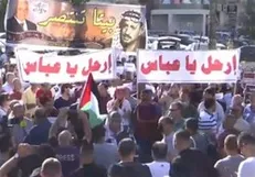 معترضین فلسطینی در اعتراض به قتل «نزار بنات» با در دست داشتن پلاکاردهایی خواستار استعفای محمود عباس، رئیس تشیکلات خودگردان شدند.