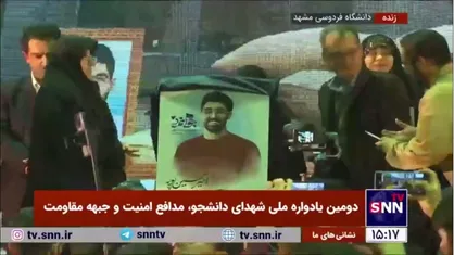 امضای تصویر یادبود دانشجوی مدافع امنیت، شهید حسین&zwnj;پور توسط مادر ایشان
