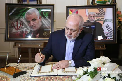 امضای یادبود شهید سردار سلیمانی و ابومهدی مهندس در سفارت عراق