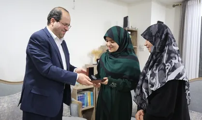 مقیمی مدال نقره&zwnj;ای دانشگاه تهران را به همسر و فرزند شهید فرهاد صابر اعطا کرد