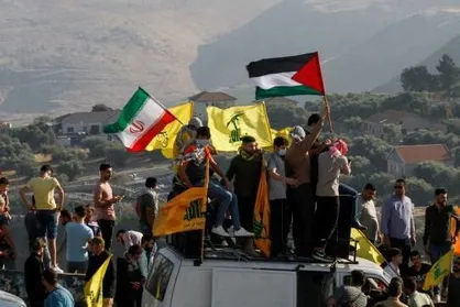 نوجوان دوازده ساله ۲۰۰ جفت کفش به جبهه مقاومت اهدا کرد