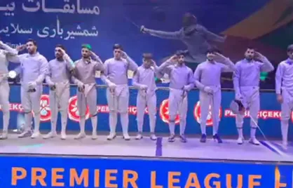 سلام نظامی شمشیربازان ایرانی حاضر در رقابت&zwnj;های بین&zwnj;المللی ست&zwnj;لایت هنگام پخش سرودایران