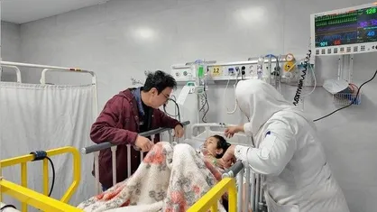 دیدار عموپورنگ با کودکان بیمار و مجروح در جنگ