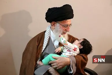 تصویری کمتردیده‌شده از رهبر شهید انقلاب در دیدار با خانواده شهید همدانی +عکس