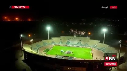 مراسم آتش&zwnj;بازی در استادیوم غدیر اهواز پس از اهدای جام قهرمانی به تراکتور