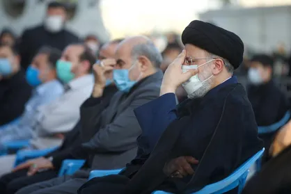 رئیسی در جمع عزاداران صادق آل محمد (ص) در میدان امام حسین (ع) حضور یافت