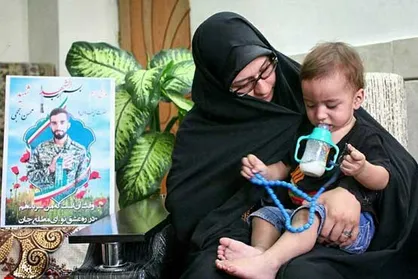 سلام بر سفیر امام حسین(ع)/ همسرم! پسرمان انگار فهمیده پدرش می&zwnj;آید