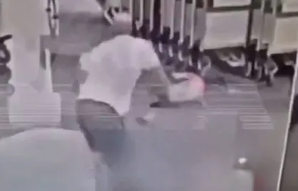 حملهٔ مرگبار هیولای بی&zwnj;رحمِ اسرائیلی به کودک ایرانی در فرودگاه مسکو!
