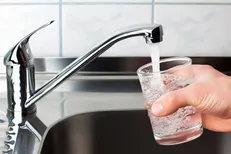 انتقاد تند امام جمعه بندرلنگه از کمبود آب/رئیس اداره آب پاسخگوی مردم نیست