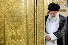 روایت رهبرانقلاب از خواب یکی از همرزمان شهید چیت سازیان درمورد راه رسیدن به شهادت: راه رسیدن به شهادت اشک است + فیلم